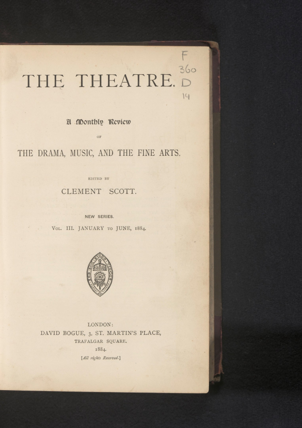 Offenes Buch mit dem Titel "The Theatre: A Monthly Review of the Drama, Music, and the Fine Arts" zeigt eine Seite mit Text und einem Logo.