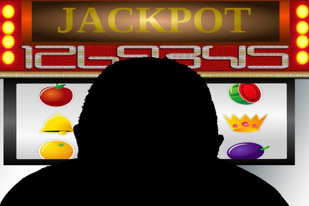 Ein Mann, der ein Online-Slot-Spiel mit 'Jackpot' spielt, umgeben von fruchtmotivischen Icons auf einer digitalen Tafel.