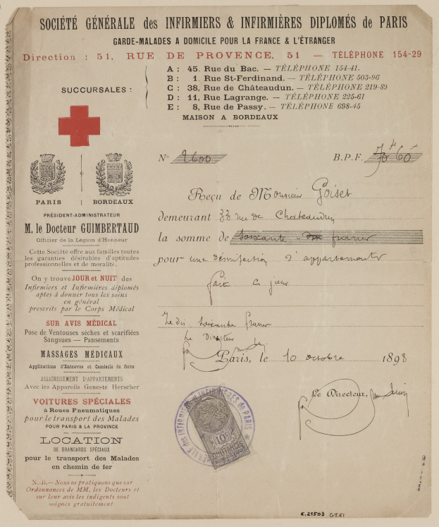 Alter medizinischer Dokument mit rotem Kreuzsymbol, Text, Stempeln und Logo, das die Zugehörigkeit zu einer medizinischen Organisation anzeigt.