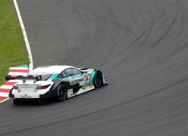 Mercedes-AMG triumphiert beim ADAC GT4 Germany Saisonstart in Oschersleben