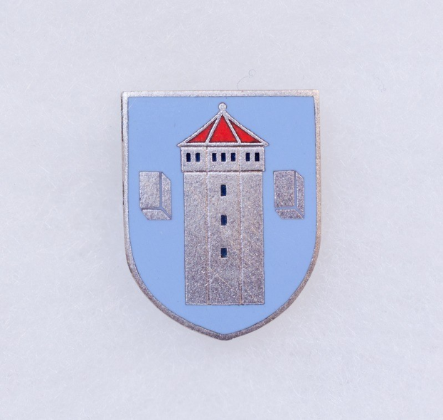 Blau-weißer Emailleabzeichen mit dem Wappen von Stuttgart, einem zentralen Turm, auf einem weißen Hintergrund.