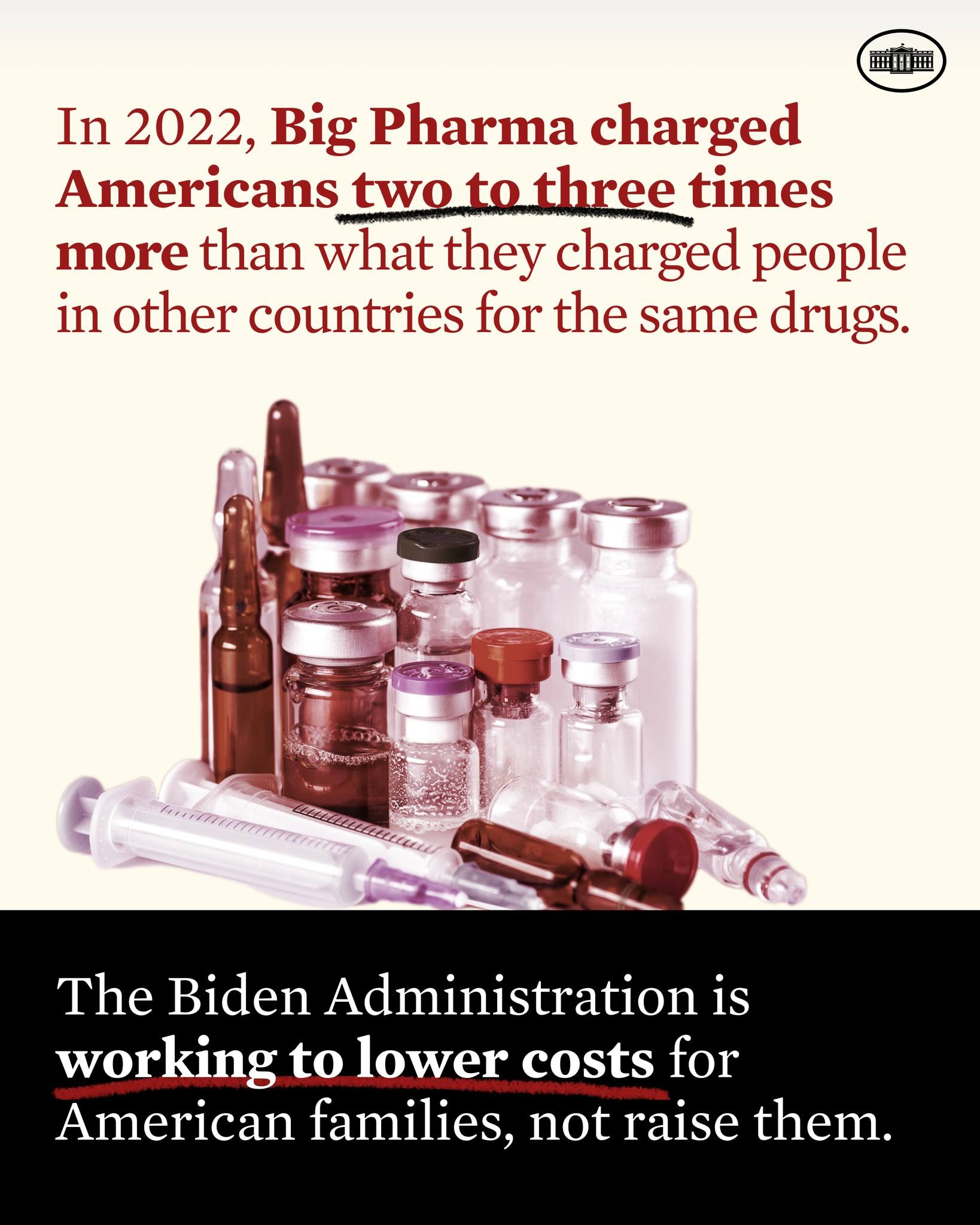 Ein Plakat mit dem Text "In 2022 verlangten die großen Pharmaunternehmen von Amerikanern zwei bis drei Mal so viel wie in anderen Ländern für dieselben Medikamente" unten, mit ein paar Flaschen und einer Spritze.