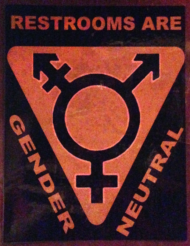 Plakat mit der Aufschrift "Restrooms sind genderneutral" zur Hervorhebung der Geschlechterinklusivität in den Toiletteneinrichtungen.