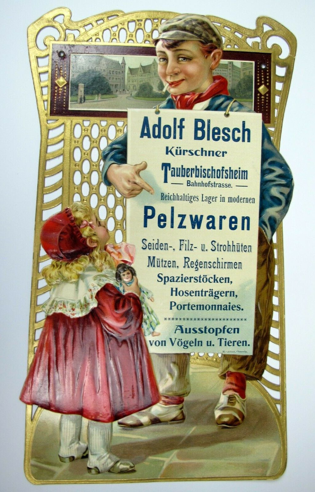 Ein altes deutsches Werbeplakat mit einem Jungen und einem Mädchen in traditioneller Kleidung, wobei der Junge ein Schild hält, auf dem 'Adolf Blesch' steht, und das Mädchen neugierig zu ihm hochschaut, vor einem hellgelben Hintergrund.