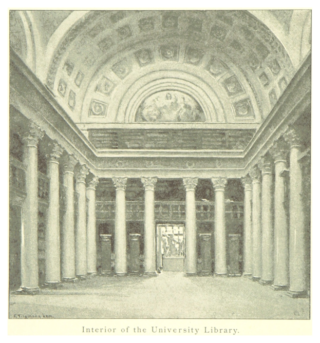 Innere eines Universitätsbibliothek mit beeindruckenden Säulen und detaillierten Deckenmustern, mit Text unten für zusätzlichen Stil.