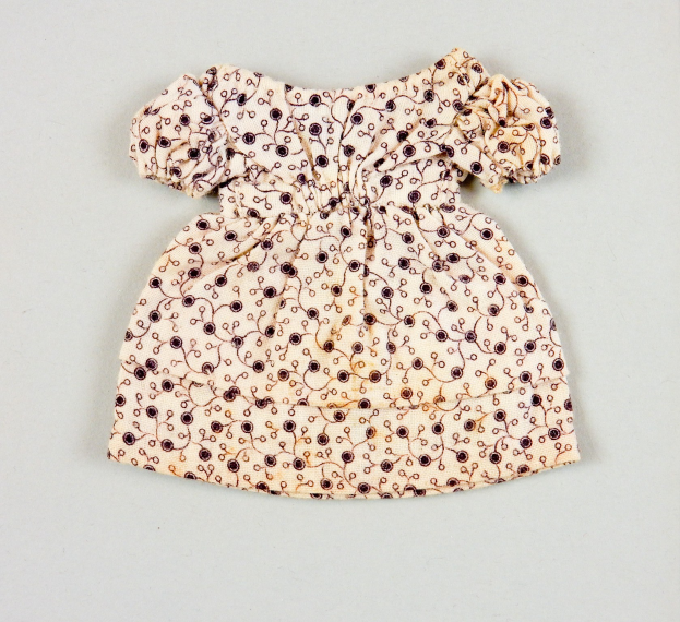 Weißes knielanges Sommerkleid mit rundem Ausschnitt, kurzen Ärmeln und vollem Rock, das ein komplexes mehrfarbiges Muster auf einem leichten Stoff aufweist.