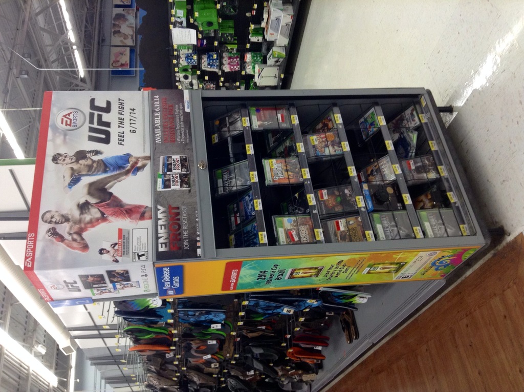 Ein Ladeneinrichtungsbild mit Artikeln auf Gestellen, Lampen und zusätzlichen Objekten in der linken Ecke.