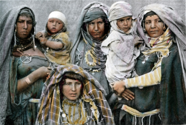 Gruppe von Frauen, die zusammenstehen, eine hält ein Baby, mit Text unten.