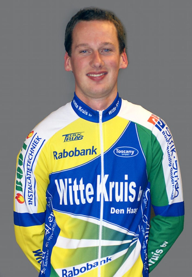 Ein Sportler in einem Trikot mit mehreren Sponsorennamen