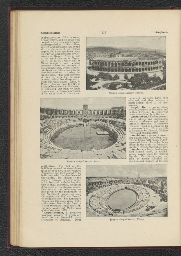 Offenes Buch mit Stadionbild und Text sowie weiteren Bildern.