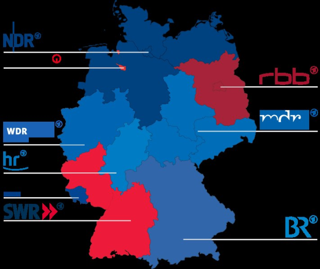 Eine Deutschlandkarte mit Bundesländern in rot und blau markiert, um die Ergebnisse der Wahl 2016 anzuzeigen, einschließlich der Namen der Kandidaten und des Wahldatums.