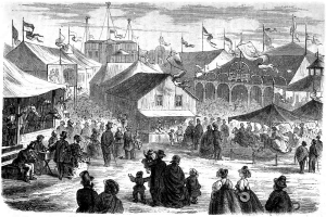 Eine Schwarz-Weiß-Zeichnung eines lebhaften viktorianischen Karnevals in London, England, mit einer Menge Menschen, Zelten, Gebäuden, Fahnen und Polen unter einem Himmel.