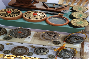 Ein Tisch, auf dem verschiedene chinesische Räucherstäbchen, Boxen, Papiere mit Text und andere Gegenstände angeordnet sind, wahrscheinlich für ein chinesisches Neujahrsfest.