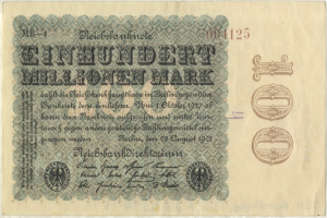 Eine 1923 deutsche Banknote mit der Aufschrift "Einhundert Millionen Mark"