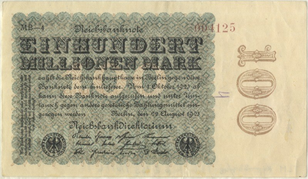 Eine 1923 deutsche Banknote mit der Aufschrift "Einhundert Millionen Mark"