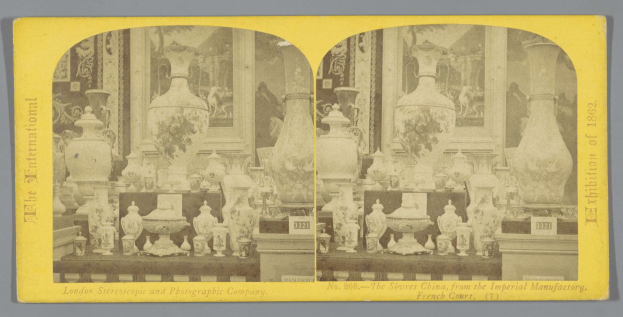 Schwarz-weiß-Foto eines Raums mit zahlreichen Vasen und dekorativen Gegenständen aus der Kaiserlichen Fabrik in London, angeordnet in einer Collage mit Text unten.