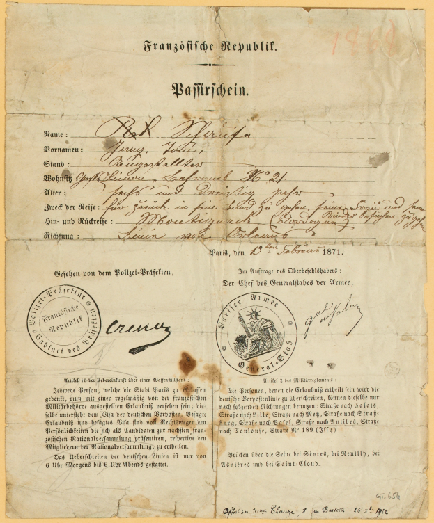 Ein altes, vergilbtes Dokument mit einem kreisförmigen, schwarz umrandeten Stempel der deutschen Regierung, das schwarze Tintenbuchstaben enthält.