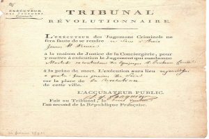 Ein vergilbtes, altes Dokument mit der Überschrift "Tribunal Révolutionnaire" in sauberer Schreibschrift, das die Hinrichtung von Jugemens Criminels in Frankreich detailliert.