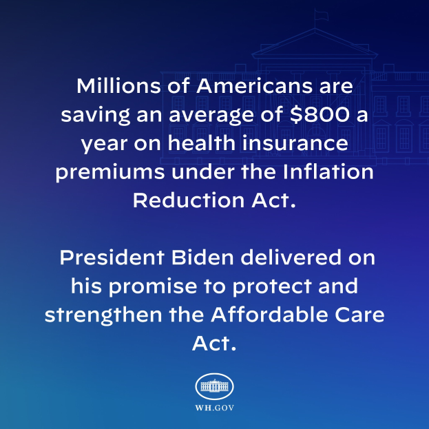Blauer Hintergrund mit weißer Schrift, die "Millionen von Amerikanern sparen durchschnittlich 800 USD im Jahr auf die Gesundheitsversicherungsprämien unter dem Inflation Reduction Act" in der Mitte zeigt, mit einem Logo.
