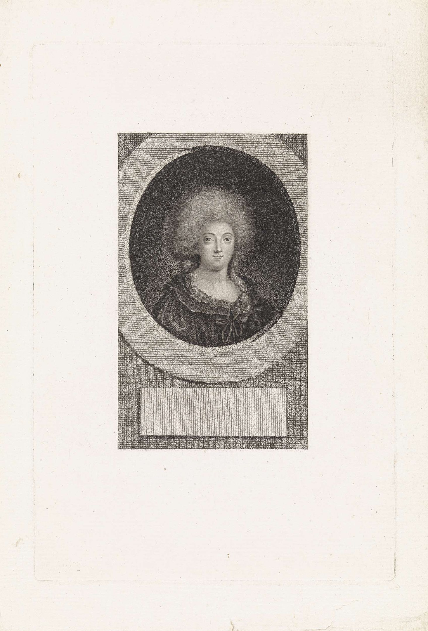 Schwarze und weiße Gravur von Ludwig XIV. von Frankreich in einem prächtigen schwarzen Kleid mit detaillierten Verzierungen, verschränkten Händen und einem sanften Gesichtsausdruck.