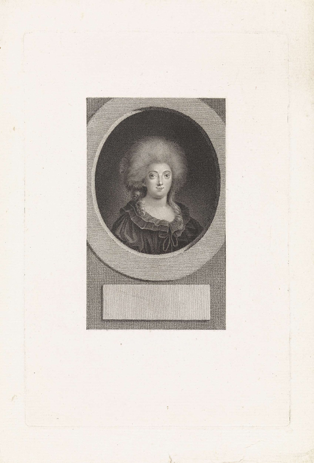 Schwarze und weiße Gravur von Ludwig XIV. von Frankreich in einem prächtigen schwarzen Kleid mit detaillierten Verzierungen, verschränkten Händen und einem sanften Gesichtsausdruck.