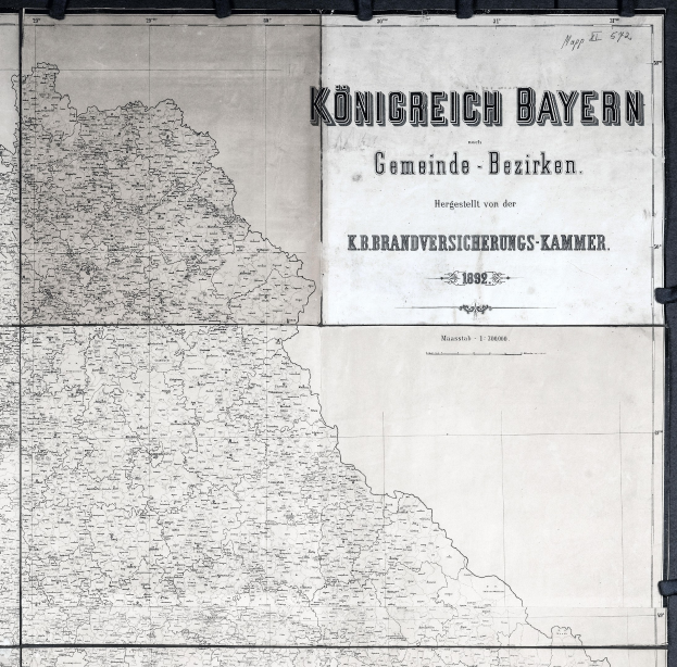Eine detaillierte schwarz-weiße Karte von Königreich Bayern, Deutschland, die geografische Merkmale wie Flüsse, Berge und Städte zeigt, mit informativem Text.