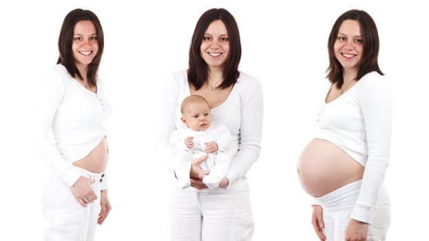 Drei schwangere Frauen, die stehen und lächeln, wobei eine ein Baby in den Armen hält, vor einem hellen weißen Hintergrund.