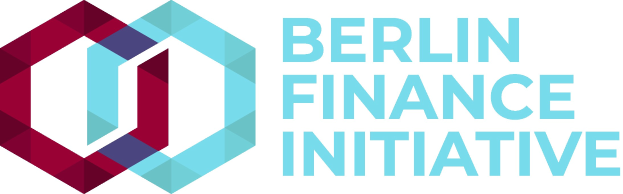 Logo der Berlin Finance Initiative mit einem blauen Kreis mit weißer Umrandung und einem weißen "B" in der Mitte, umgeben von einem weißen Ring mit blau-weißem Karomuster, auf einem weißen Hintergrund mit fettem schwarzem Text "Berlin Finance Initiative."