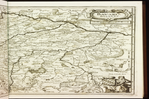 Ein aufgeschlagenes Buch, das eine detaillierte Karte von Bayern zeigt, mit Städten, Dörfern, Flüssen und anderen geografischen Merkmalen.