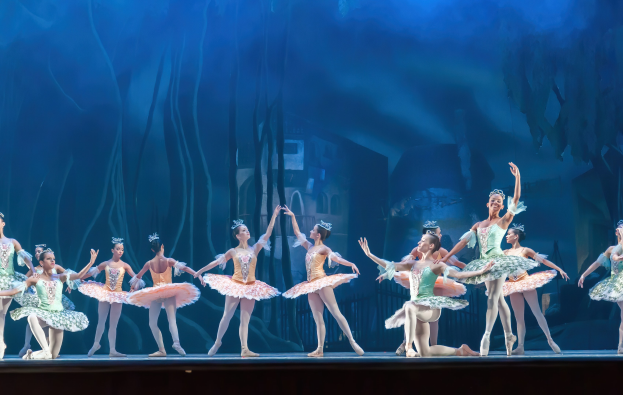 "Theater of Estrada Song" des Zentrums für Ästhetische Erziehung von Kindern der Nizhny Novgorod-Region wird vor der Vorstellung des "Nussknackers" im Nizhny Novgorod TYUZ am 1. Juni auftreten