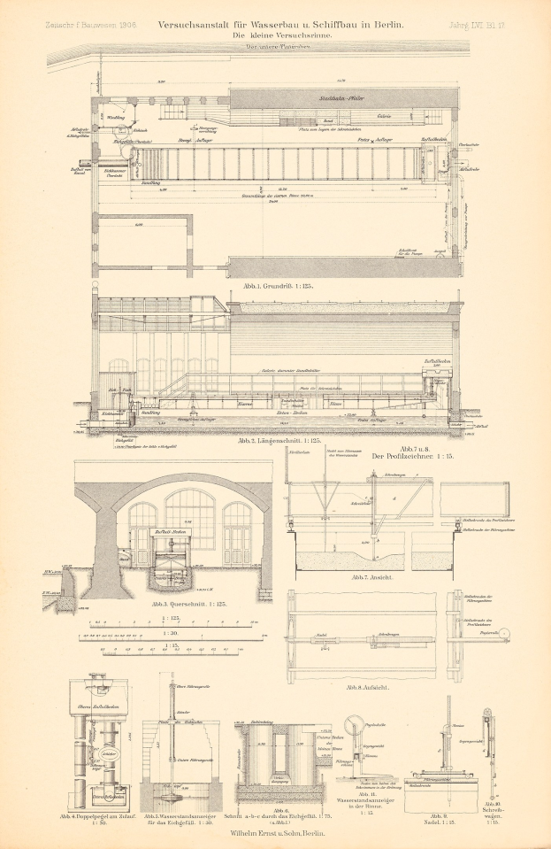 Schwarz-weißer Architekturplan mit detaillierten Skizzen und Text auf einer Buchseite.
