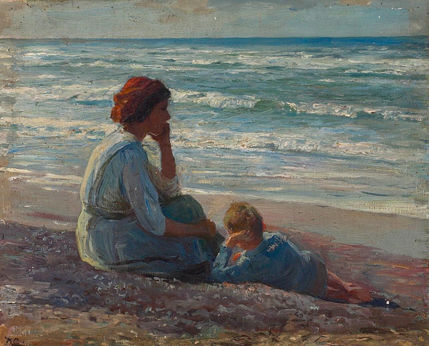 Eine Mutter und ein junger Junge sitzen am Strand bei Sonnenuntergang, mit dem Ozean im Hintergrund und einem warmen, bunten Himmel.