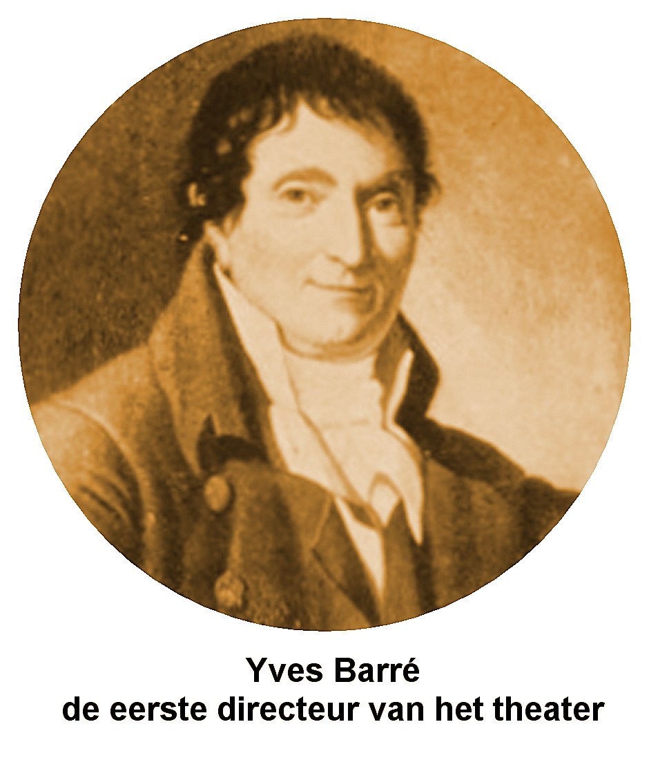 Portrait von Yves Barre, einem Theaterregisseur, der einen schwarzen Anzug und ein weißes Hemd trägt und einen ernsten Gesichtsausdruck hat, mit zurückgekämmtem Haar und direktem Blick in die Kamera; fetter Text unten.