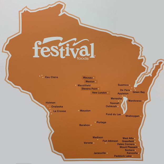 Ein leuchtendes Plakat einer Wisconsin-Karte voller verschiedener Früchte, Gemüse und Snacks mit der Aufschrift "Festival Foods" darauf.