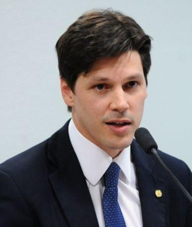 Ein Mann im Anzug spricht vor einer Wand in ein Mikrofon, wahrscheinlich zur Genehmigung eines Gesetzes zur Sperrung des Internets.