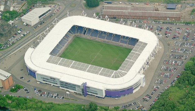 Luftbild eines Fußballstadions in einer Stadt, umgeben von Gebäuden, Bäumen und Fahrzeugen, Heimstätte des Tottenham Hotspur Football Club.