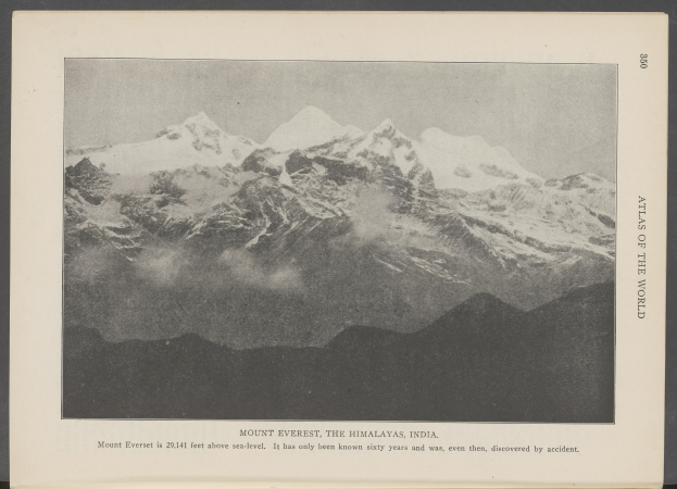 Schwarzes und weißes Foto des Mount Everest in den Himalayas, Indien, mit schneebedeckten Gipfeln und einem bewölkten Himmel, mit Text unten.