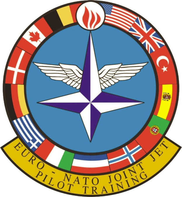 Logo der NATO Joint Jet Pilot Training mit einem blauen Kreis mit einem weißen Stern, umgeben von vier farbigen Flaggen und dem Text "NATO Joint Jet" in Weiß.