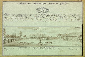 Schwarz-weißes Bild der ersten Fassung der deutschen Verfassung, das eine Straßenszene mit einem Fahnenmast, Gebäuden, Bäumen und Himmel zeigt.