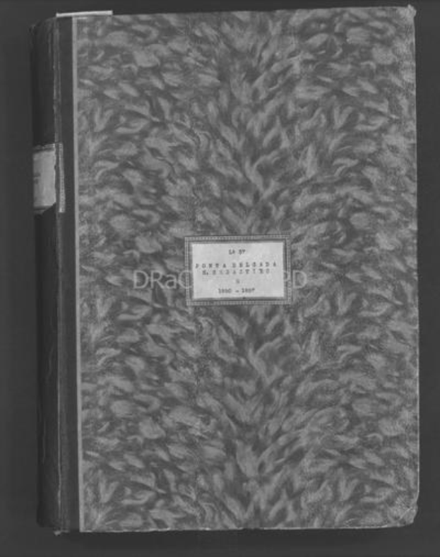 Schwarzes und weißes Foto eines Journals mit handgeschriebener Text auf dem Cover, das gegen einen dunklen Hintergrund gestellt ist.