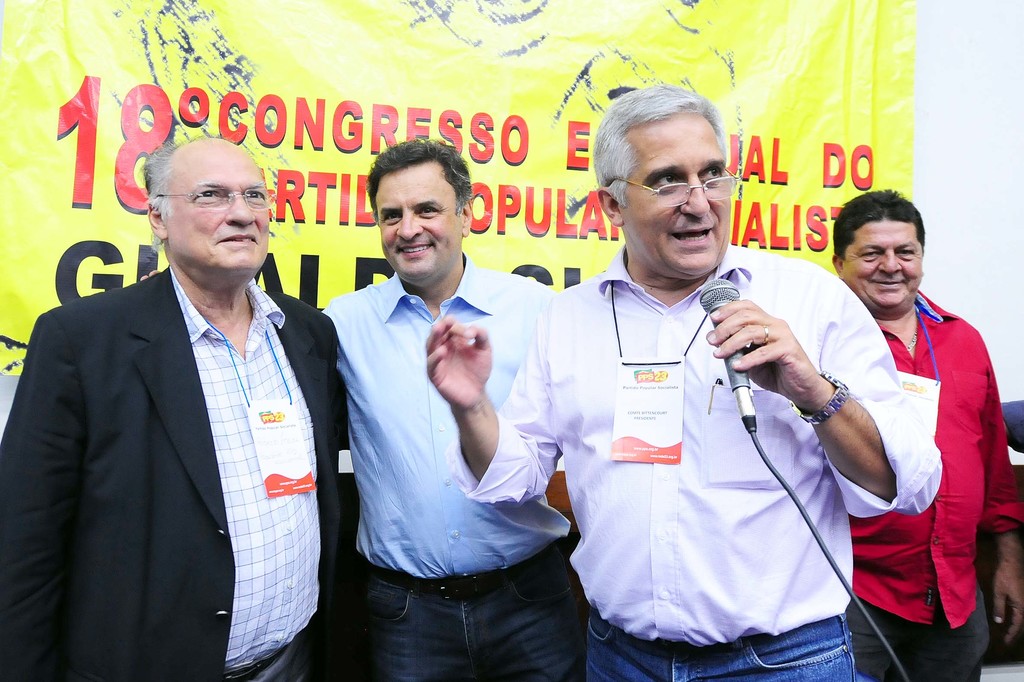 Mann spricht in ein Mikrofon vor einem gelben Vorhang mit '18 Grad Kongress O' darauf