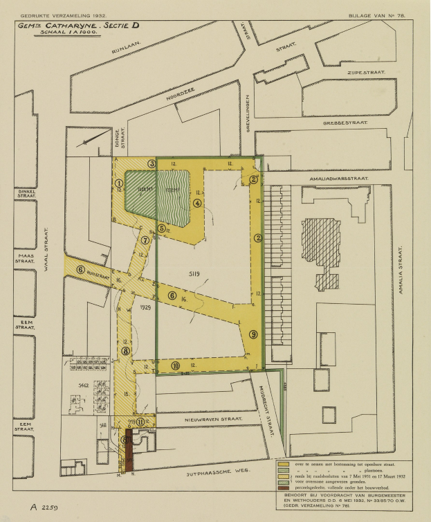 Karte einer Stadt mit einer gelben Linie, die den Standort eines bestimmten Gebäudes markiert, begleitet von erklärendem Text.