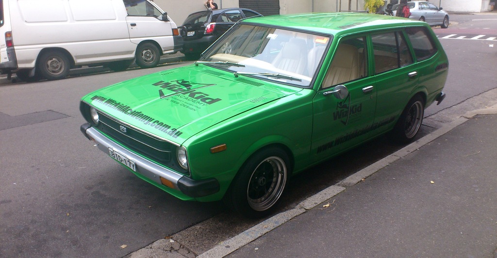Eine Person in der Nähe einer Straße mit Fahrzeugen