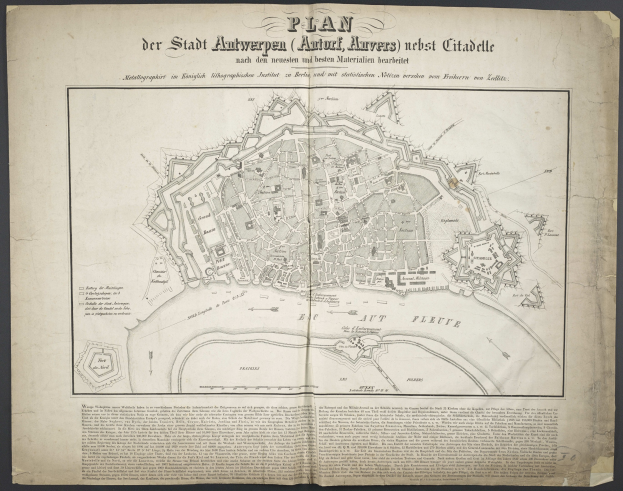 Altes Buch mit einer detaillierten Karte von Berlin auf dem Cover, begleitet von Text über die Bevölkerung, Sehenswürdigkeiten und Straßen der Stadt.