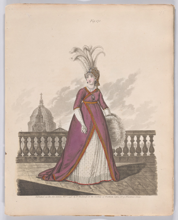 Frau in einem purpurfarbenen und weißen Kleid mit Federn auf dem Kopf, die vor einem Geländer mit einem Gebäude und Wolken im Hintergrund steht, beschriftet mit "Fashion of New York, New York Street, 1790".