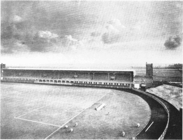 Altes Schwarz-Weiß-Foto eines Fußballfeldes mit einem Stadion, das von Bäumen umgeben ist und einen bewölkten Himmel zeigt, mit der Aufschrift "Stoke City Football Club" unten.