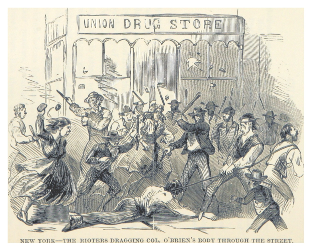 Eine handgezeichnete Abbildung auf Papier, die eine Gruppe bewaffneter Personen vor einem Gebäude mit Text zeigt, beschriftet mit "New York - Die Aufständischen schleifen Col. O'Briens Leiche durch die Straße" unten.