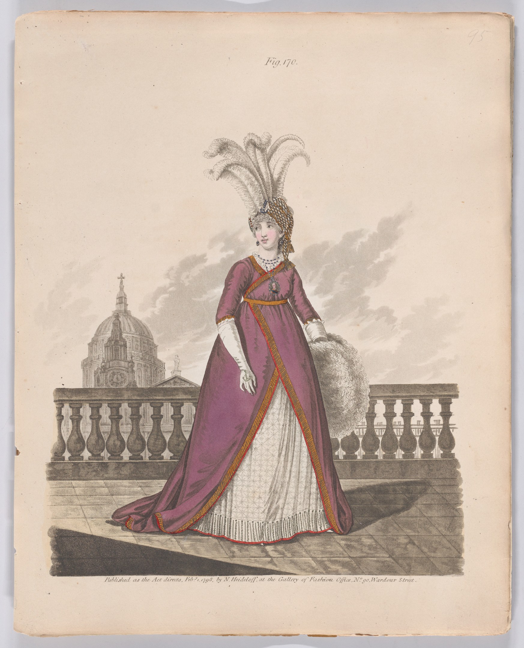 Frau in einem purpurfarbenen und weißen Kleid mit gefiederter Kopfbedeckung, die an einem Geländer steht, mit einem Gebäude und Wolken im Hintergrund, beschriftet mit 'Mode von New York, New York Street, 1790'.