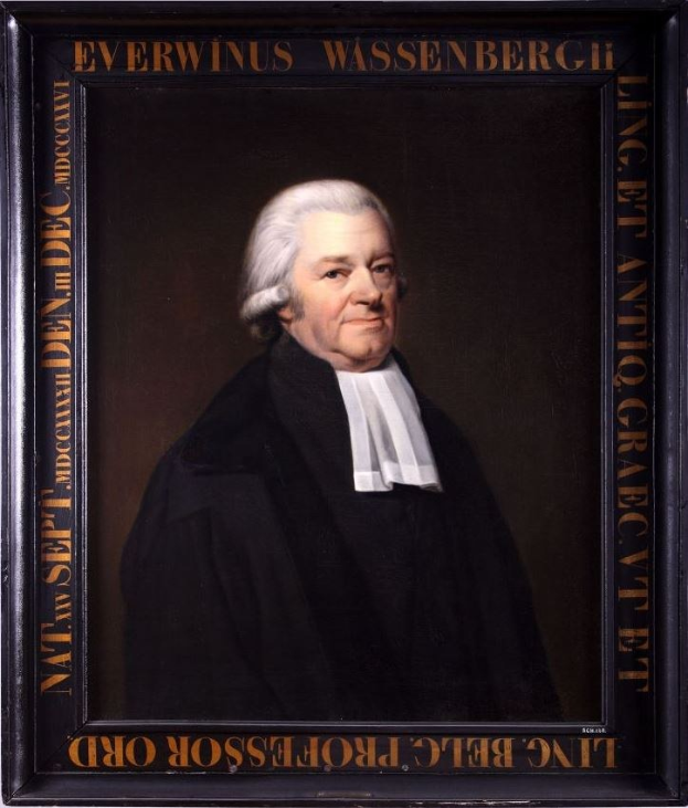 Portrait eines Mannes in einer schwarzen Robe, der mit gefalteten Händen dasitzt, in einem Rahmen mit Text, der ihn als Anwalt identifiziert; er hat einen ernsten Gesichtsausdruck und einen konzentrierten Blick.