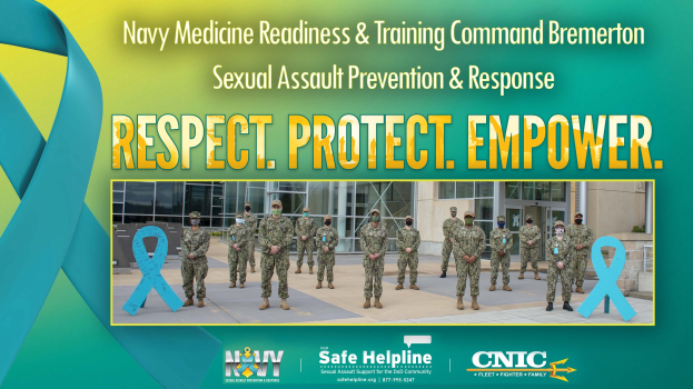Ein Plakat mit einer Gruppe uniformierter Personen vor einem Gebäude, das sexuelle Gewaltprävention und -reaktion von Navy Medicine Readiness & Training Command Bremerton anbietet.